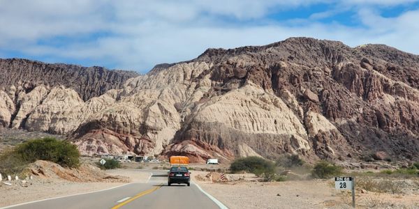 imagenconunautoymontaña